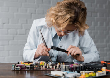 אילוסטרציה - תיקון מעבדים. המחשה: depositphotos.com