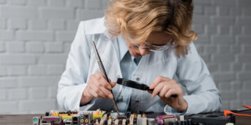 אילוסטרציה - תיקון מעבדים. המחשה: depositphotos.com