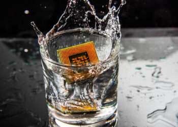 שימוש במים בתעשיית השבבים. המחשה: depositphotos.com