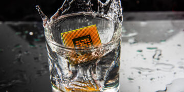 שימוש במים בתעשיית השבבים. המחשה: depositphotos.com