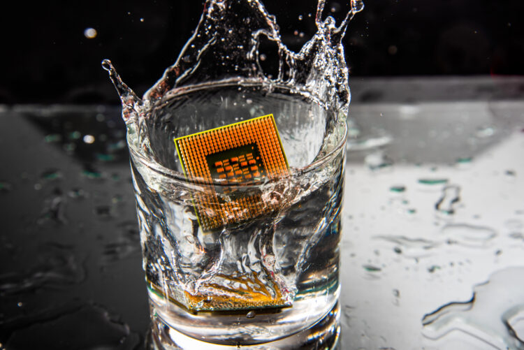 שימוש במים בתעשיית השבבים. המחשה: depositphotos.com