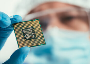 מחסור בכוח אדם לייצור שבבים. המחשה: depositphotos.com