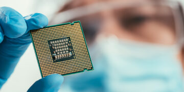 מחסור בכוח אדם לייצור שבבים. המחשה: depositphotos.com