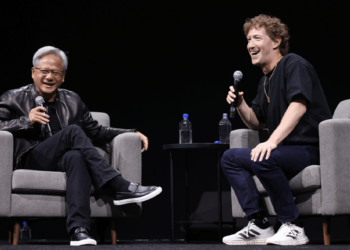 מנכ"ל אנבידיה ג'נסן הואנג (משמאל) ומנכ"ל מטא מארק צוקרברג בכנס SIGGRAPH 2024. צילום יחצ