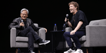 מנכ"ל אנבידיה ג'נסן הואנג (משמאל) ומנכ"ל מטא מארק צוקרברג בכנס SIGGRAPH 2024. צילום יחצ