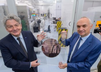 ב-11 ביוני 2021, תיירי ברטון, נציב השוק הפנימי האירופי, ביקר ב-IMEC, מרכז מחקר ופיתוח המתמחה במוליכים למחצה בלובן, יחד עם נשיא ומנכ"ל המרכז הבין-אוניברסיטאי למיקרו-אלקטרוניקה, לוק ואן דן הובה. צילום יחצ