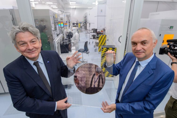 ב-11 ביוני 2021, תיירי ברטון, נציב השוק הפנימי האירופי, ביקר ב-IMEC, מרכז מחקר ופיתוח המתמחה במוליכים למחצה בלובן, יחד עם נשיא ומנכ"ל המרכז הבין-אוניברסיטאי למיקרו-אלקטרוניקה, לוק ואן דן הובה. צילום יחצ