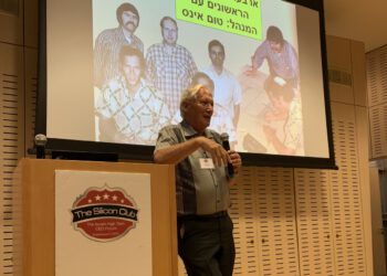 רפי נווה מרצה במפגש הסיליקון קלאב, 1 ביולי 2024. צילום: אבי ויזל