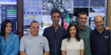 בתמונה מימין לשמאל: אלון קלוס סמנכ”ל תפעול ומייסד Cando Drones, אלון אבלסון, מנכל חברת High Lander, יוליה כץ סמנכ"ל אסטרטגיה Cando Drones,עומרי דאי מנכ"ל ,Tech7 תומר גלאם ראש עיריית אשלקון, דקלה אביטל, מנכ"ל ומייסדת שותפה ביחידה ללימודי חוץ ומרכז החדשנות באשקלון