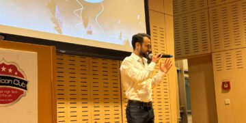 ד"ר איתמר סיון, מנכ"ל קוואנטום מאשינס במפגש הסיליקון קלאב, 1 ביולי 2024 בבית IBM. צילום: אבי ויזל