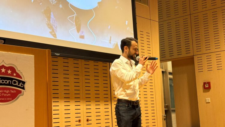 ד"ר איתמר סיון, מנכ"ל קוואנטום מאשינס במפגש הסיליקון קלאב, 1 ביולי 2024 בבית IBM. צילום: אבי ויזל