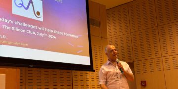 ד"ר עמית בן קיש, CTO בקוואנטום ארט, במפגש פורום הסיליקון קלאב, 1 ביולי 2024. צילום: אבי ויזל