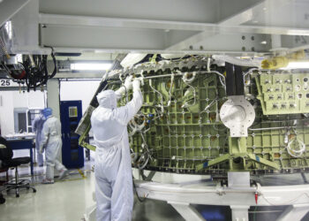 עובד לוקהיד מרטין בעת הרכבת החללית אוריון. המחשה: depositphotos.com