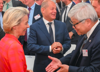 נשיאת הנציבות האירופית אורסולה פון דר ליין (משמאל), אולף שולץ (במרכז), ומנכ"ל TSMC C.C. Wei (מימין) בטקס הנחת אבן הפינה למפעל של חברת European Semiconductor Manufacturing Company. קרדיט צילום: האיחוד האירופי