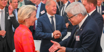 נשיאת הנציבות האירופית אורסולה פון דר ליין (משמאל), אולף שולץ (במרכז), ומנכ"ל TSMC C.C. Wei (מימין) בטקס הנחת אבן הפינה למפעל של חברת European Semiconductor Manufacturing Company. קרדיט צילום: האיחוד האירופי