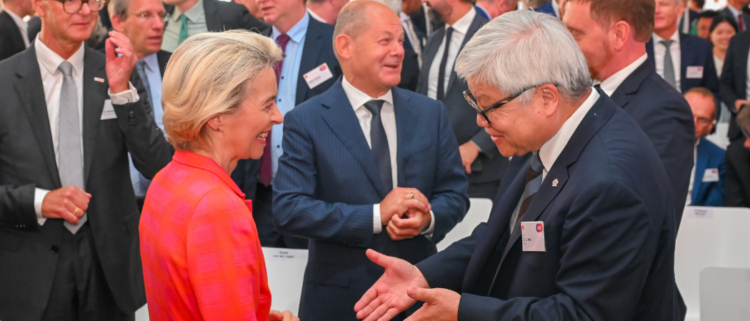 נשיאת הנציבות האירופית אורסולה פון דר ליין (משמאל), אולף שולץ (במרכז), ומנכ"ל TSMC C.C. Wei (מימין) בטקס הנחת אבן הפינה למפעל של חברת European Semiconductor Manufacturing Company. קרדיט צילום: האיחוד האירופי