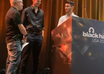 נדב אדיר (משמאל) ואלון דנקנר בכנס Black Hat USA בלאס וגאס