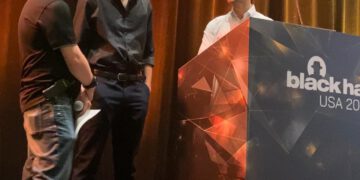 נדב אדיר (משמאל) ואלון דנקנר בכנס Black Hat USA בלאס וגאס