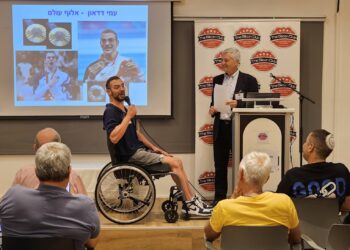 המדליסט הפארלימפי עמי דדאון משוחח עם שלמה גרדמן במפגש הסיליקון קלאב, 30 בספטמבר 2024. צילום: שמואל אוסטר