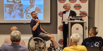 המדליסט הפארלימפי עמי דדאון משוחח עם שלמה גרדמן במפגש הסיליקון קלאב, 30 בספטמבר 2024. צילום: שמואל אוסטר