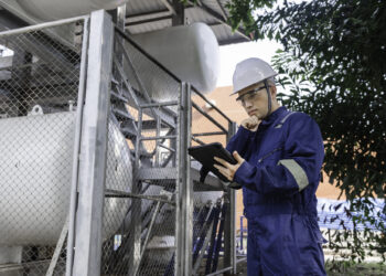 הליום נוזלי - גז המשמש לקירור בתהליך ייצור השבבים. המחשה: depositphotos.com