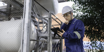 הליום נוזלי - גז המשמש לקירור בתהליך ייצור השבבים. המחשה: depositphotos.com