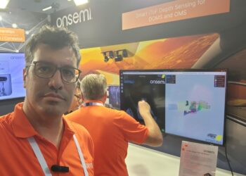 ארז תדמור, מנהל מרכז הפיתוח של און סמי בישראל, בתערוכת AUTOSENS-INCABIN. צילום עצמי