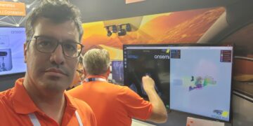 ארז תדמור, מנהל מרכז הפיתוח של און סמי בישראל, בתערוכת AUTOSENS-INCABIN. צילום עצמי