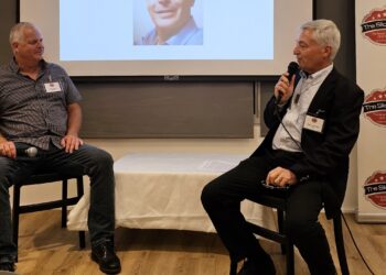 שלמה גרדמן בשיחה אחד על אחד עם גיל שוורצמן, מנכ"ל חממת SouthUp במפגש פורום הסיליקון קלאב, ספטמבר 2024. צילום: שמואל אוסטר