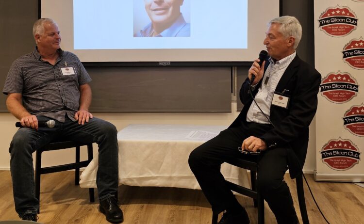 שלמה גרדמן בשיחה אחד על אחד עם גיל שוורצמן, מנכ"ל חממת SouthUp במפגש פורום הסיליקון קלאב, ספטמבר 2024. צילום: שמואל אוסטר