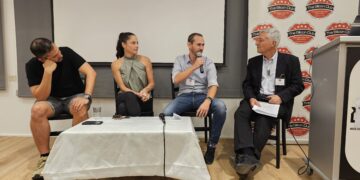 פאנל תעשייה במלחמה במפגש הסיליקון קלאב, 30 בספטמבר 2024. מימין המנחה ויו"ר הפורום שלמה גרדמן, נגה סלע שלו, מנכ"לית חממת פרש סטארט בקריית שמונה, חנן ברנד, מנכ"ל וראש חטיבת הזנק ברשות החדשנות, ורון רייטר, CTO בחברת SENTRA. צילום: שמואל אוסטר