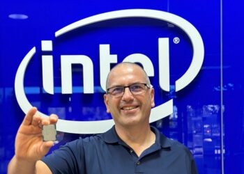 תומר קרליק מציג את ARL S816. צילום יחצ, אינטל