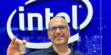 תומר קרליק מציג את ARL S816. צילום יחצ, אינטל