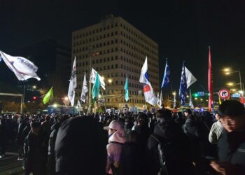 המוני אזרחים צובאים על הפרלמנט בדרום קוריאה, 3/12/2024 במטרה למנוע את ההפיכה הצבאית. צילום מתוך WIKIMEDIA.COMMON CC BY-SA 4.0