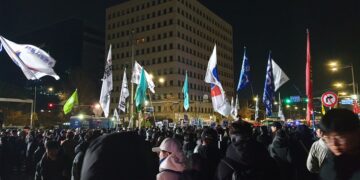המוני אזרחים צובאים על הפרלמנט בדרום קוריאה, 3/12/2024 במטרה למנוע את ההפיכה הצבאית. צילום מתוך WIKIMEDIA.COMMON CC BY-SA 4.0