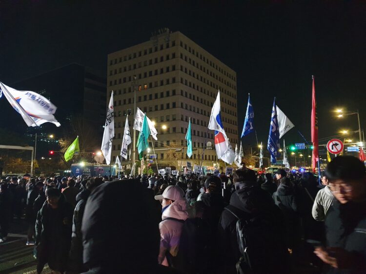 המוני אזרחים צובאים על הפרלמנט בדרום קוריאה, 3/12/2024 במטרה למנוע את ההפיכה הצבאית. צילום מתוך WIKIMEDIA.COMMON CC BY-SA 4.0