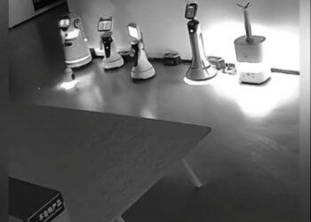 רובוט קטן ממריד רובוטים גדולים לברוח מתערוכה בסין. צילום מסך