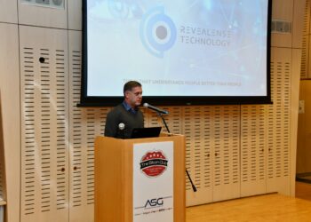 דב דונין בהרצאה על בינה מלאכותית ואנושיות במפגש הסיליקון קלאב, ינואר 2025. צילום: שמואל אוסטר.