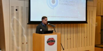 דב דונין בהרצאה על בינה מלאכותית ואנושיות במפגש הסיליקון קלאב, ינואר 2025. צילום: שמואל אוסטר.