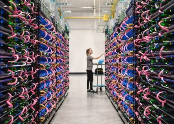 Google TPUv4 בדאטה-סנטר: דוגמה לפתרונות מתקדמים בתחום המאיצים (קרדיט: Google)