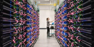 Google TPUv4 בדאטה-סנטר: דוגמה לפתרונות מתקדמים בתחום המאיצים (קרדיט: Google)