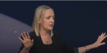 ג'ולי סוויט, מנכ"לית אקסנצ'ר בכנס CES 2025. צילום מסך