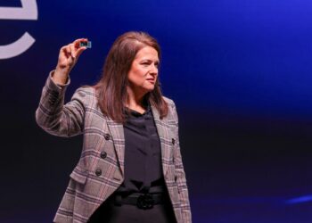 מישל ג'ונסטון והפנתר לייק ב-CES. צילום יחצ, אינטל