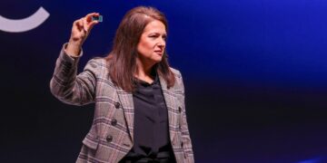 מישל ג'ונסטון והפנתר לייק ב-CES. צילום יחצ, אינטל