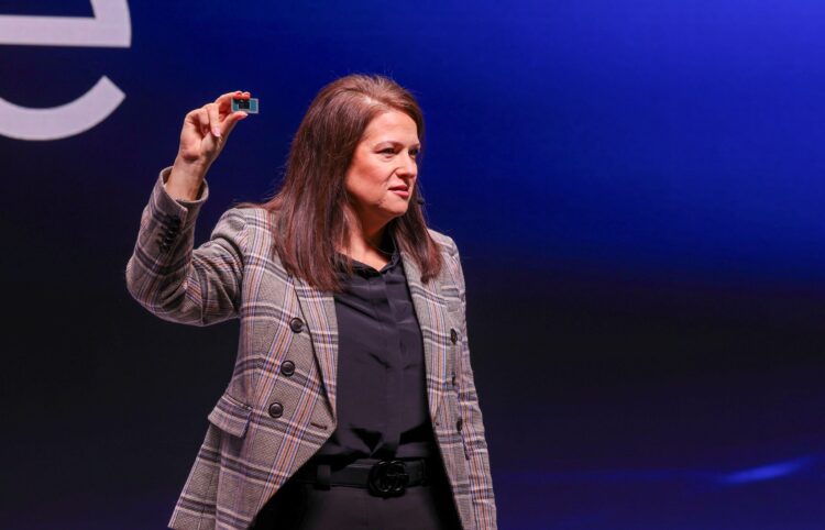 מישל ג'ונסטון והפנתר לייק ב-CES. צילום יחצ, אינטל