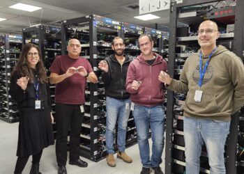 מימין: כפיר עטר, נתנאל איצקוביץ', איתי שור, שי ברוקס, תמר פרידמן מארגון SFIP שמפתחים את ה-security engine של אינטל (באינטל ירושלים) צילום: משה כהן ועדן סיטון