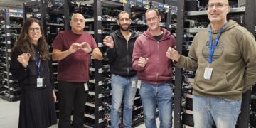 מימין: כפיר עטר, נתנאל איצקוביץ', איתי שור, שי ברוקס, תמר פרידמן מארגון SFIP שמפתחים את ה-security engine של אינטל (באינטל ירושלים) צילום: משה כהן ועדן סיטון