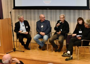 מימין: פרופ' אילון ועדיה מהאוניברסיטה העברית, פרופ' גלית יובל מהאוניברסיטה העברית, אייל פרקש, סמנכ"ל טכנולוגיות בחברת אקסנצ'ר, פרוופ' אורן שריקי מאוניברסיטת בן גוריון ומנכ"ל ASG שלמה גרדמן. צילום: שמואל אוסטר