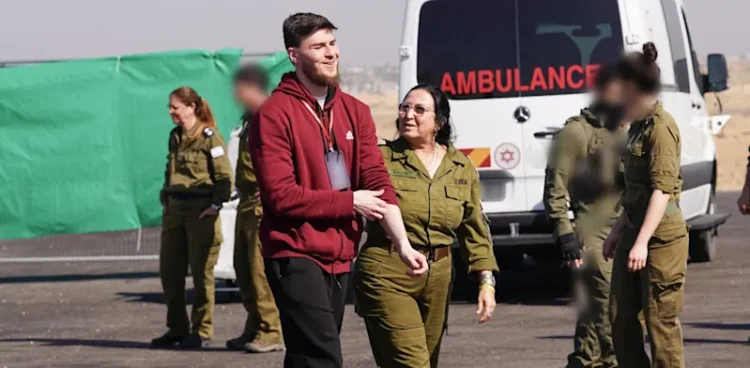 סשה טרופנוב מועבר לידי חיילי צה"ל, 15/2/2025. צילום: דובר צה"ל