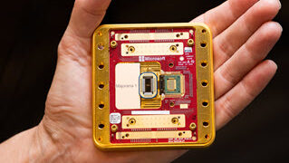 שבב Majorana 1. קרדיט: John Brecher for Microsoft.